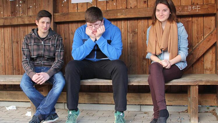 Florian Rüpplein, Jonas Lang und Patricia Mönch gehören zu den Jugendlichen, die sich einen Raum als Treffpunkt im Eberner Stadtteil Heubach wünschen. Sie möchten nicht mehr länger auf der Straße bzw. im Buswartehäuschen sitzen. Foto: Ralf Kestel