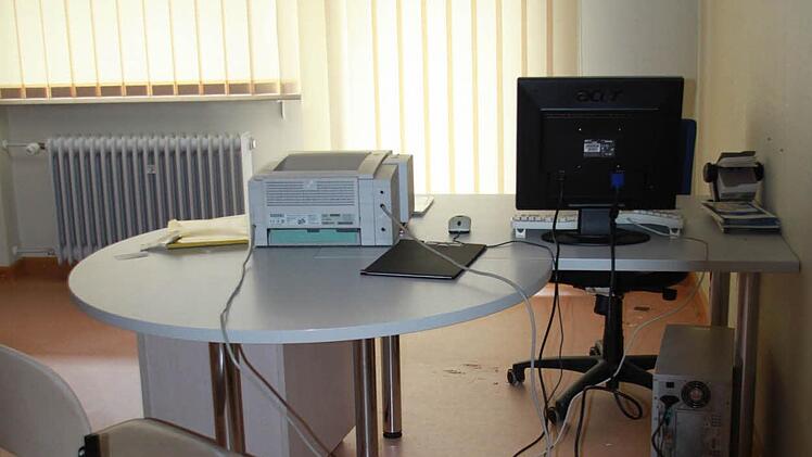 Kleines Büro für Haustechniker Stefan Welsch, der den PC nutzt, um bei Bedarf Aushänge für die umliegenden Altenwohnhäuser zu machen.