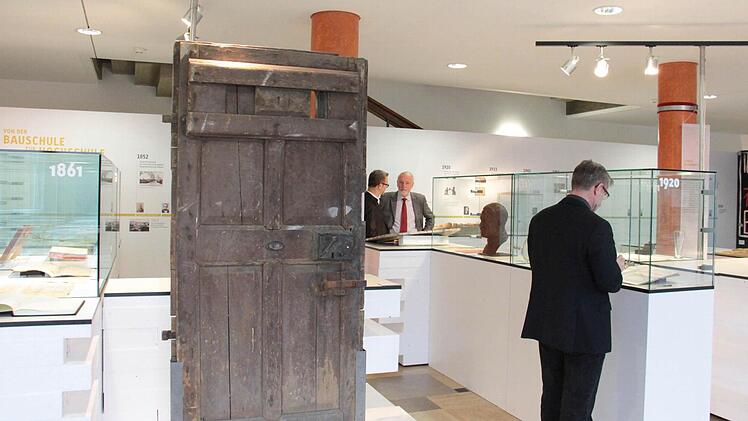 Ausstellung zur Geschichte der Hochschule im Foyer.