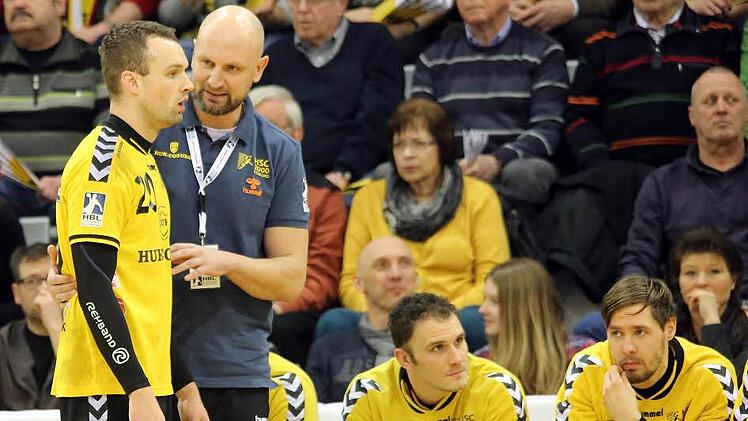 Co-Trainer Anton Lakiska gibt seinem Rechtsaußen Florian Billek Anweisungen, rechts Kapitän Ronny Göhl, der nicht zum Einsatz kam, und Linksaußen Steffen Coßbau.