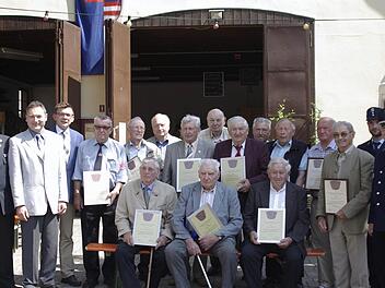KBI Peter Sell, Stadtrat Bernd Hüfner und Bürgermeister Armin Warmuth (v. l.) sowie Kommandant Robert Gerlach und Vorsitzender Fabian Heid (v. r.) zeichneten die Veteranen der Untererthaler Wehr mit der Ehrenurkunde aus. Foto: Winfried Ehling