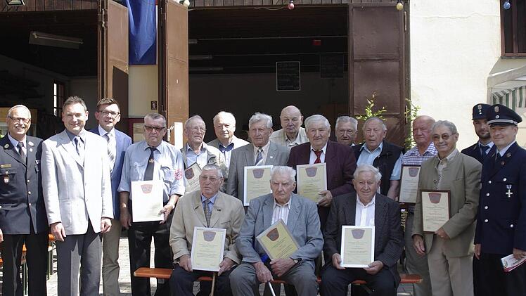 KBI Peter Sell, Stadtrat Bernd Hüfner und Bürgermeister Armin Warmuth (v. l.) sowie Kommandant Robert Gerlach und Vorsitzender Fabian Heid (v. r.) zeichneten die Veteranen der Untererthaler Wehr mit der Ehrenurkunde aus. Foto: Winfried Ehling