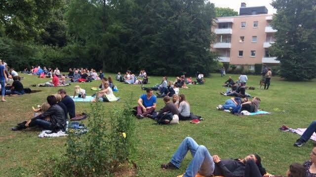 Rund um das Festivalgelände hatten jede Menge Zaungäste Picknick-Decken und -Körbe mitgebracht. Foto: Kerstin Väth