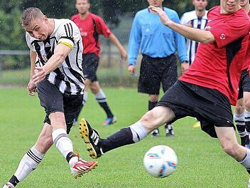 Benjamin Wittig (links) in Aktion. In den letzten acht Jahren war er f&uuml;r seinen Heimatverein FC 08 Zeil im Einsatz. Seit einigen Wochen schn&uuml;rt er nun f&uuml;r den Bezirksligisten TSV Forst seine Fu&szlig;ballschuhe. Foto: Ralf Naumann