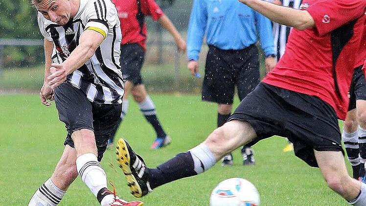 Benjamin Wittig (links) in Aktion. In den letzten acht Jahren war er f&uuml;r seinen Heimatverein FC 08 Zeil im Einsatz. Seit einigen Wochen schn&uuml;rt er nun f&uuml;r den Bezirksligisten TSV Forst seine Fu&szlig;ballschuhe. Foto: Ralf Naumann