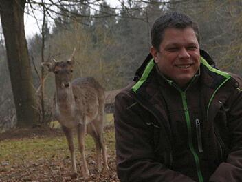 Daniel Schäffer brütet über dem Masterplan, mit dem er den Wildpark Hundshaupten in eine erfolgreiche Zukunft führen will. Foto: Josef Hofbauer
