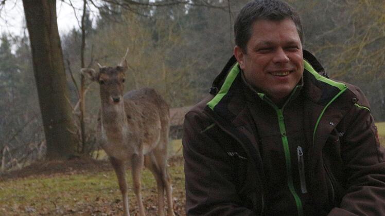 Daniel Schäffer brütet über dem Masterplan, mit dem er den Wildpark Hundshaupten in eine erfolgreiche Zukunft führen will. Foto: Josef Hofbauer