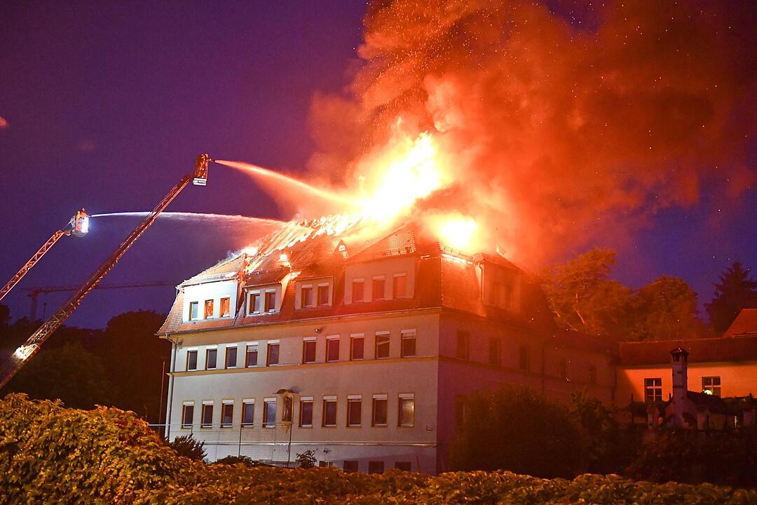 Großeinsatz in der Bamberger Altstadt: Dachstuhl am Jakobsplatz brennt