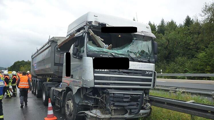 Ein Laster prallte auf der A7 nahe der Anschlussstelle Volkers in ein Wohnmobil. Foto: Michael Krug