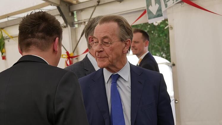 ASB-Präsident Franz Müntefering kam mit dem ICE angereist und  wurde mit viel Beifall in Neustadt begrüßt. Foto: Manja von Nida