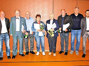 Langjährige Mitglieder wurden in der Hauptversammlung des TSV Münnerstadt geehrt. Unser  Bild zeigt (von links): Vorstand Sport Günter Scheuring,  Karl Beudert (60 Jahre), Hubert Rink (50), Irene Engelhardt (50), Anita  Scharf (60), Wolfgang Blücher (50), Vorstand Öffentlichkeit Thomas Geyer  und Vorstand Finanzen Johannes Wolf.  Dieter Britz