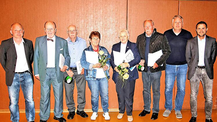 Langjährige Mitglieder wurden in der Hauptversammlung des TSV Münnerstadt geehrt. Unser  Bild zeigt (von links): Vorstand Sport Günter Scheuring,  Karl Beudert (60 Jahre), Hubert Rink (50), Irene Engelhardt (50), Anita  Scharf (60), Wolfgang Blücher (50), Vorstand Öffentlichkeit Thomas Geyer  und Vorstand Finanzen Johannes Wolf.  Dieter Britz