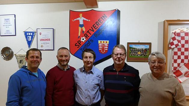 Vorsitzender Heino M&uuml;ller (von links) und Ehrenamtsbeauftragter Mario Volklandt ehrten f&uuml;r f&uuml;r 50 Jahre Hans und Horst Wagner, wozu auch Vorsitzender Erwin Baum gratuliert.  Foto: Markus Reusch