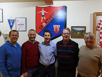 Vorsitzender Heino Müller (von links) und Ehrenamtsbeauftragter Mario Volklandt ehrten für für 50 Jahre Hans und Horst Wagner, wozu auch Vorsitzender Erwin Baum gratuliert.  Foto: Markus Reusch