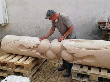 Herbert Holzheimer aus Langenleiten legt letzte Hand an bei seiner Skulptur mit Wein und Weinlaub.