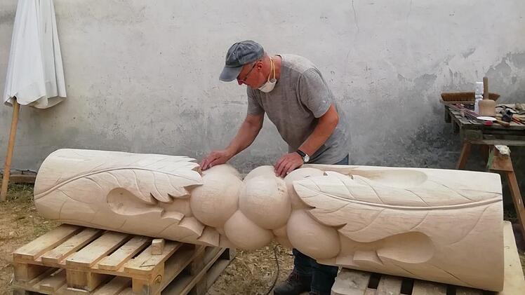 Herbert Holzheimer aus Langenleiten legt letzte Hand an bei seiner Skulptur mit Wein und Weinlaub.