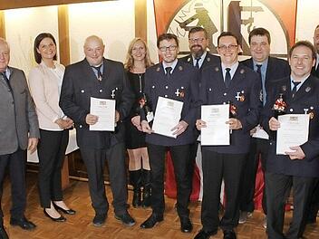 B&uuml;rgermeister Udo Dauer (von links), stellv. Landrat Helmut Fischer, die Landkreisbeauftragte f&uuml;r Feuerwehren Nicole Hopf, Markus Herold, die Beauftragte f&uuml;r das Feuerwehrwesen in Weismain Michaela Herold, Stefan Dittrich, J&uuml;rgen Herold, Matthias Herold, Manfred Meixner, Michael Tremel, Kreisbrandmeister Matthias M&uuml;ller, Kreisbrandinspektor Thilo Kraus  Fotos: Roland Dietz