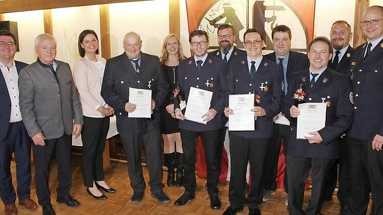 B&uuml;rgermeister Udo Dauer (von links), stellv. Landrat Helmut Fischer, die Landkreisbeauftragte f&uuml;r Feuerwehren Nicole Hopf, Markus Herold, die Beauftragte f&uuml;r das Feuerwehrwesen in Weismain Michaela Herold, Stefan Dittrich, J&uuml;rgen Herold, Matthias Herold, Manfred Meixner, Michael Tremel, Kreisbrandmeister Matthias M&uuml;ller, Kreisbrandinspektor Thilo Kraus  Fotos: Roland Dietz