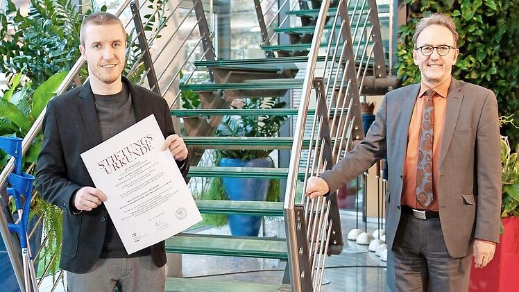 Ewald Maier (r.) überreicht die Stiftungsurkunde an den Stiftungsgründer Tobias Büttner.  Foto: PR