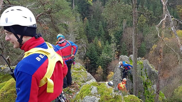 Presseck: Rettungseinsatz der Bergwacht Kulmbach an Felsen der Steinachklamm - Aus Übung wird plötzlich Ernst