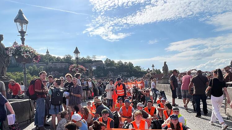 Polizei unterbindet Protestaktion der letzten Generation: Start der bayernweiten Protestmarschaktion erstmal beendet