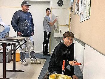 Nico Ziegler von der Firma Dominik Schoch aus Stralsbach zusammen mit David Wehner und Luca Schreiner, zwei Neutkl&auml;ssler der Mittelschule Burkardroth.