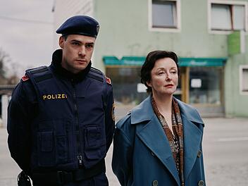 Chefinspektorin Marion Geyer (Regina Fritsch) ermittelt im neuen "Landkrimi" gemeinsam mit Patrick Brandl (Thomas Prenn).