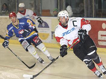 Nach vierwöchiger Durststrecke gelang Zoltan Revak im Kellerduell beim ERC Regen wieder einmal ein Treffer für die "Hawks". Foto: Ralf Naumann