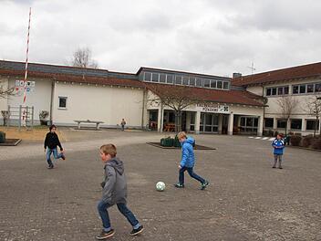 Poxdorfer Tagesschüler, die noch keine Lust auf Mittagessen haben, gehen stattdessen Ball spielen. Foto: Ekkehard Roepert