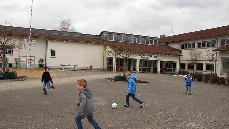 Poxdorfer Tagesschüler, die noch keine Lust auf Mittagessen haben, gehen stattdessen Ball spielen. Foto: Ekkehard Roepert