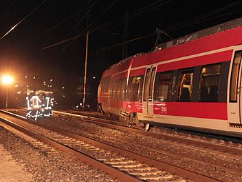 Am Freitagabend waren zahlreiche Rettungskräfte kurz vor dem Bahnhof im Einsatz, um die Menschen aus dem entgleisten Zug zu evakuieren. Foto: Ferdinand Merzbach