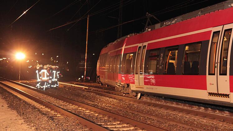 Am Freitagabend waren zahlreiche Rettungskräfte kurz vor dem Bahnhof im Einsatz, um die Menschen aus dem entgleisten Zug zu evakuieren. Foto: Ferdinand Merzbach