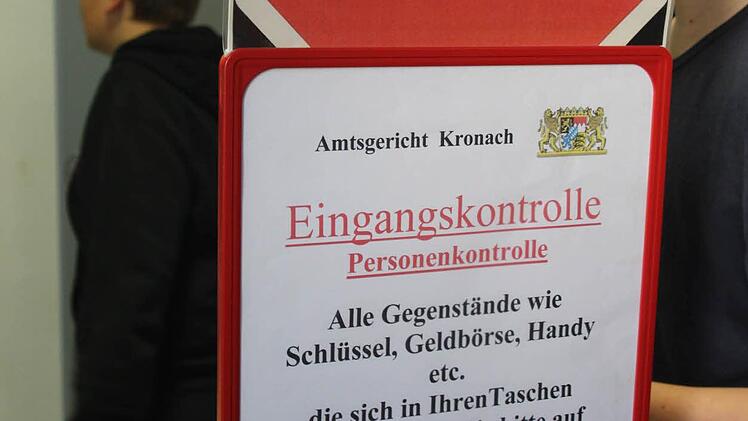Ein Schild weist auf die Kontrollen hin. Foto: Marco Meißner