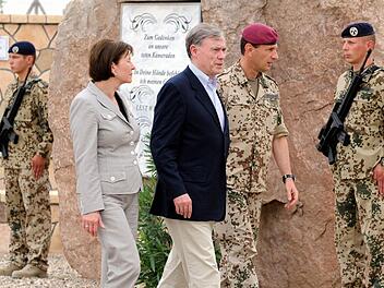 Horst Köhler zu Besuch in Afghanistan 2010. Auf dem Rückflug führte er das Interview, das zu seinem Rücktritt führte - einem Studenten waren die Sätze aufgefallen. Foto: Maurizio Gambarini/dpa