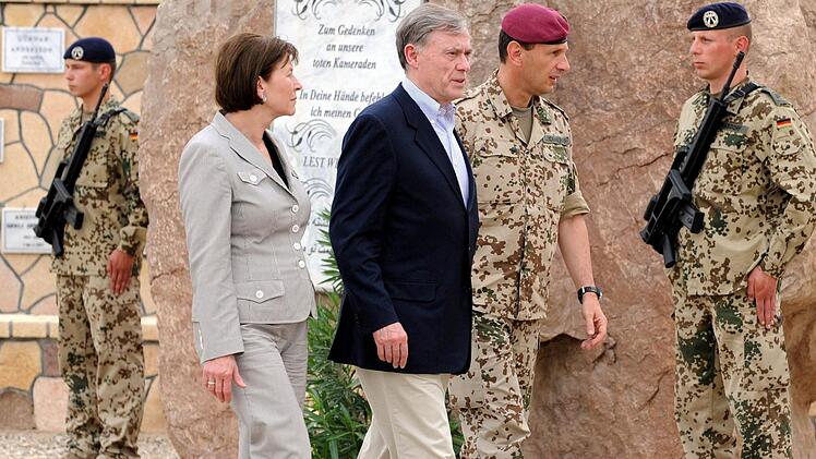 Horst Köhler zu Besuch in Afghanistan 2010. Auf dem Rückflug führte er das Interview, das zu seinem Rücktritt führte - einem Studenten waren die Sätze aufgefallen. Foto: Maurizio Gambarini/dpa