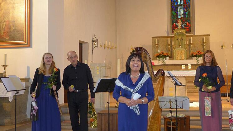 Bürgermeisterin Gertrud Bühl (Mitte) dankte den Musikern (v. li.) Daniela Koch (Soloflöte), Andreas Lucke (Geige), Rosemarie Schmid (Harfe) und Wolfram Hauser (Viola) für ein außergewöhnliches Benefizkonzert zugunsten des Kindergartens.  Foto: Sabine Meißner