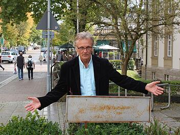 Abmontiert: Erwin Stein vor dem Pflanzkübel, in dem das Hinweisschild auf das Kurhausbad stand. Fotos: Thomas Mäuser