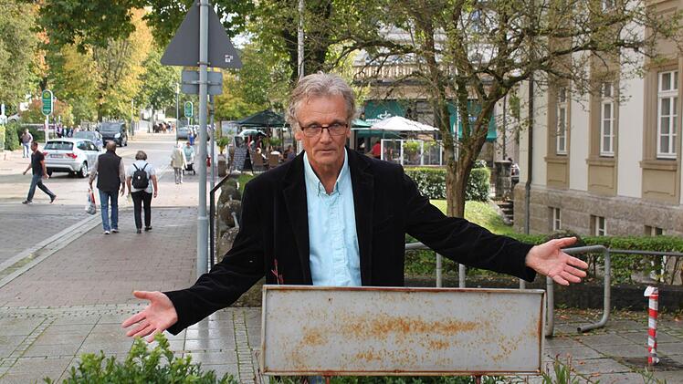 Abmontiert: Erwin Stein vor dem Pflanzkübel, in dem das Hinweisschild auf das Kurhausbad stand. Fotos: Thomas Mäuser