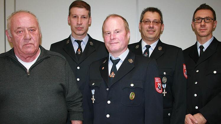Seit Jahren bei der Feuerwehr: Manfred Samland (von links), Johannes Metz, Wolfgang Metz, Alexander Müller, Guido Hartmann Foto: Gabriele Sell