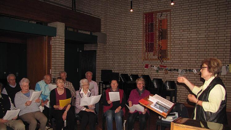 Seit 15 Jahren leitet Angelika Züger den Singkreis St. Lukas in Coburg/Ketschendorf. Der Chor feiert am kommenden Sonntag sein 40-jähriges Bestehen. Foto: Martin Koch