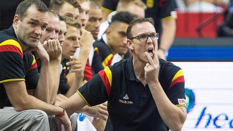 Die deutschen Trainer um Headcoach Chris Fleming probierten alles, wechselte viel, verteidigte mit einer Zonenabwehr, doch kein Trick zeige Wirkung. Foto: Lukas Schulze/dpa