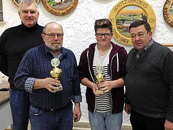 Siegerehrung bei den Schützen in Förtschendorf: (von links) Obmann Wolfgang Bergmann, Hans-Willi Geiger (in Vertretung des Pokalsiegers Heinrich Grebner vom SV Burggrub), Tristan Martin (SH Stockheim) und Vorsitzender Harald Scherbel. Foto: Karl-Heinz Hofmann