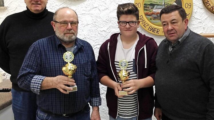 Siegerehrung bei den Schützen in Förtschendorf: (von links) Obmann Wolfgang Bergmann, Hans-Willi Geiger (in Vertretung des Pokalsiegers Heinrich Grebner vom SV Burggrub), Tristan Martin (SH Stockheim) und Vorsitzender Harald Scherbel. Foto: Karl-Heinz Hofmann