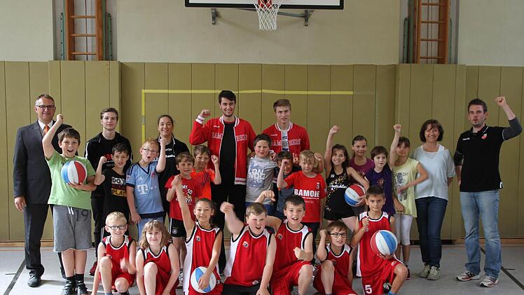 Alle Akteure, Betreuer und Vertreter des Sponsoren auf einen Blick