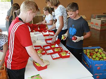 In der Eggolsheimer Mittelschule wurden die Lunchi-Boxen verpackt.  Foto: Mathias Erlwein