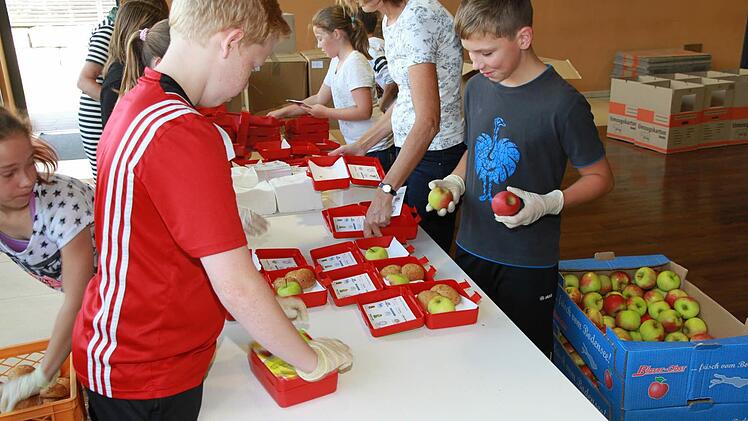 In der Eggolsheimer Mittelschule wurden die Lunchi-Boxen verpackt.  Foto: Mathias Erlwein