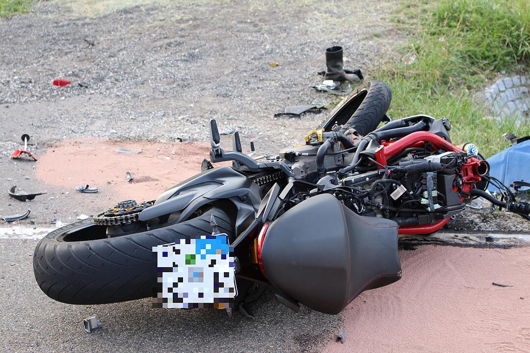 Mit Traktor kollidiert: Motorradfahrer stirbt im Gemeindebereich Engelthal