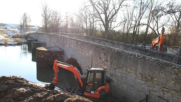 An der alten Aischbrücke in Höchstadt werden die seitlichen Durchlässe freigebaggert.  Foto: Andreas Dorsch