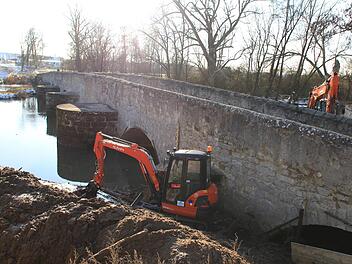 An der alten Aischbrücke in Höchstadt werden die seitlichen Durchlässe freigebaggert.  Foto: Andreas Dorsch