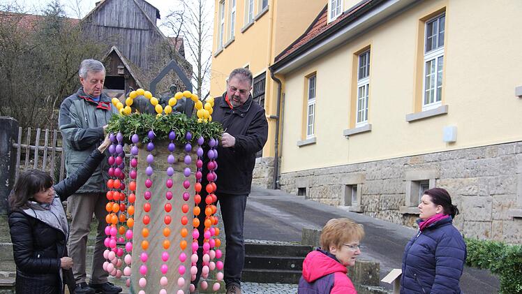 Aufstellen des Brunnens (von links): Doris Carl, Roland Martin, Reiner Br&uuml;ckner, Birgit Carl und Marion Me&szlig;bacher Foto: Alexandra Kemnitzer